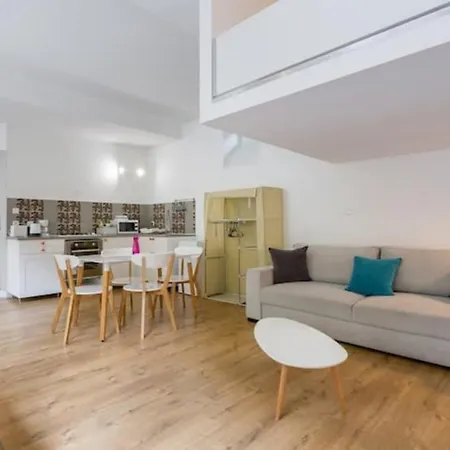Calm In The Center Of Apartment *